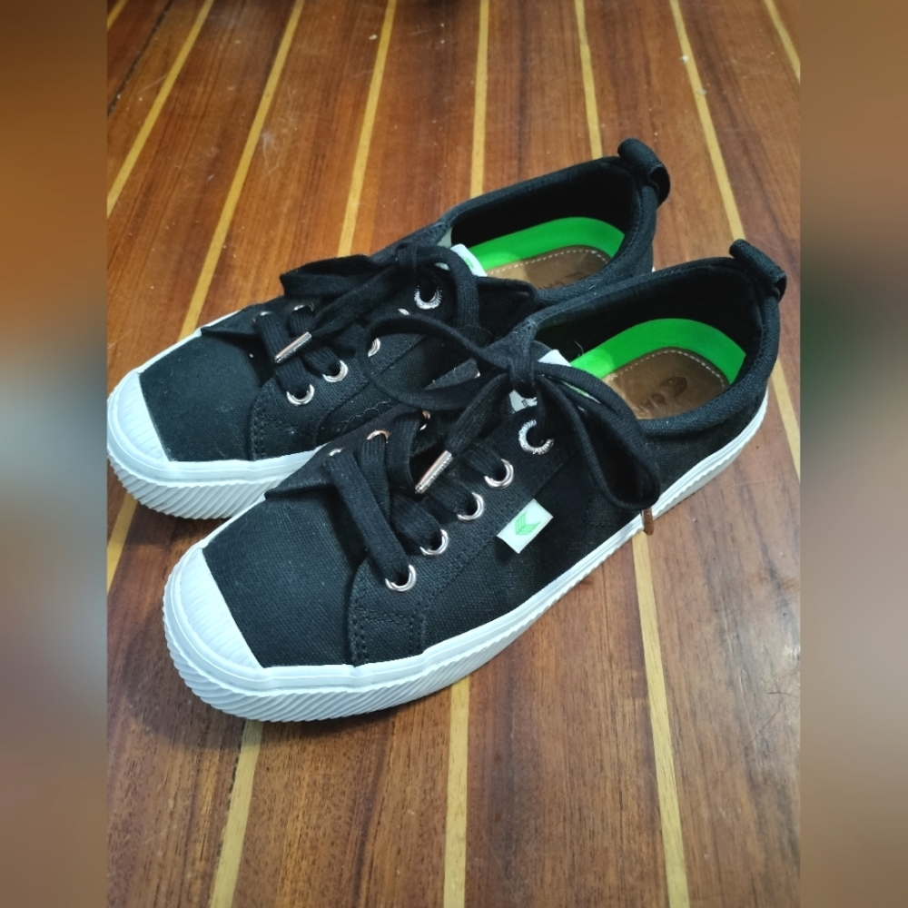 Cariuma Women's Tennis Shoe Sneaker